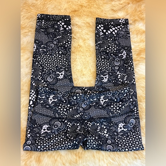 Lululemon Wunder Under Crop Leggings - “Pretty Lace White Black” Size 4 🖤✨ - Picture 5 of 7